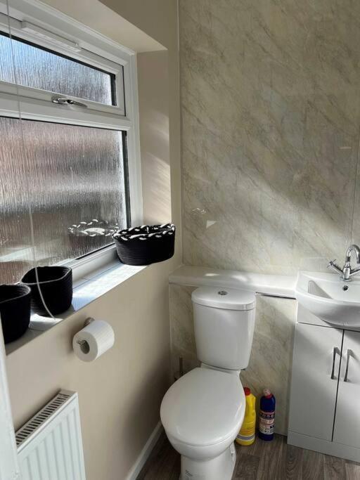 Spacious 2-Bedroom House In Stockton Heath With Free Wifi By Amazing Spaces Relocations Ltd Warrington  Ngoại thất bức ảnh