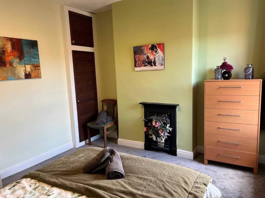 Spacious 2-Bedroom House In Stockton Heath With Free Wifi By Amazing Spaces Relocations Ltd Warrington  Ngoại thất bức ảnh