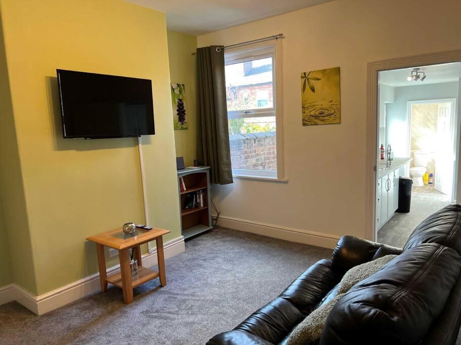 Spacious 2-Bedroom House In Stockton Heath With Free Wifi By Amazing Spaces Relocations Ltd Warrington  Ngoại thất bức ảnh