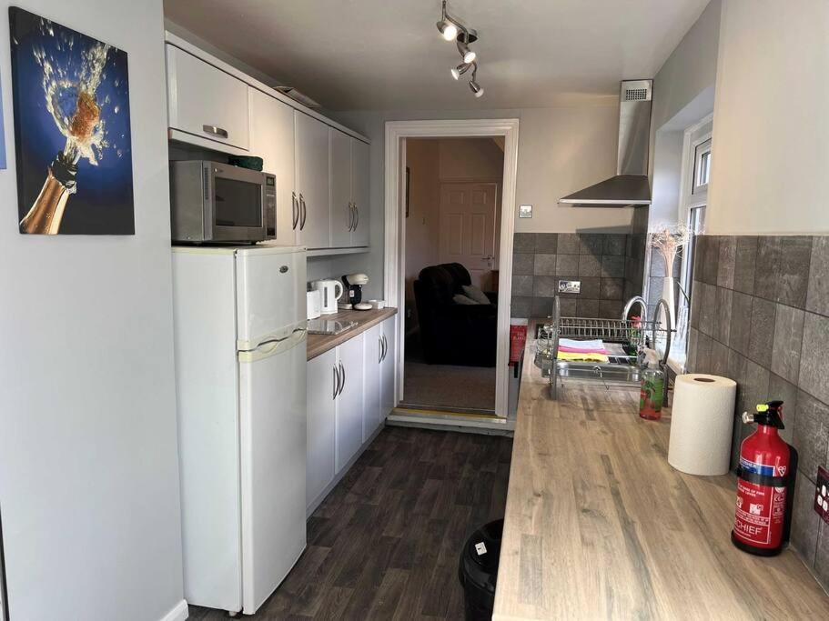 Spacious 2-Bedroom House In Stockton Heath With Free Wifi By Amazing Spaces Relocations Ltd Warrington  Ngoại thất bức ảnh