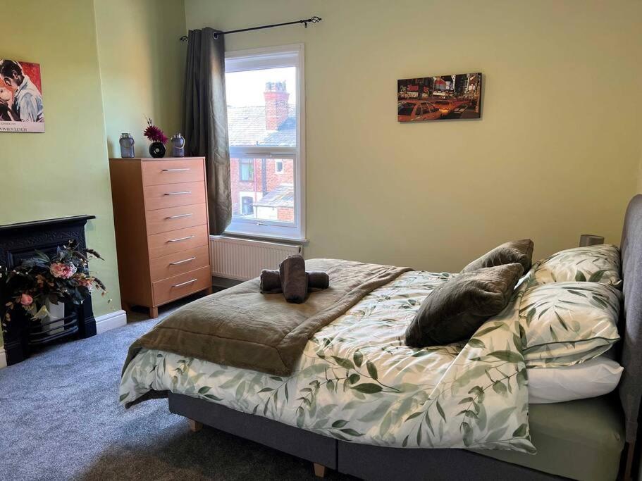Spacious 2-Bedroom House In Stockton Heath With Free Wifi By Amazing Spaces Relocations Ltd Warrington  Ngoại thất bức ảnh