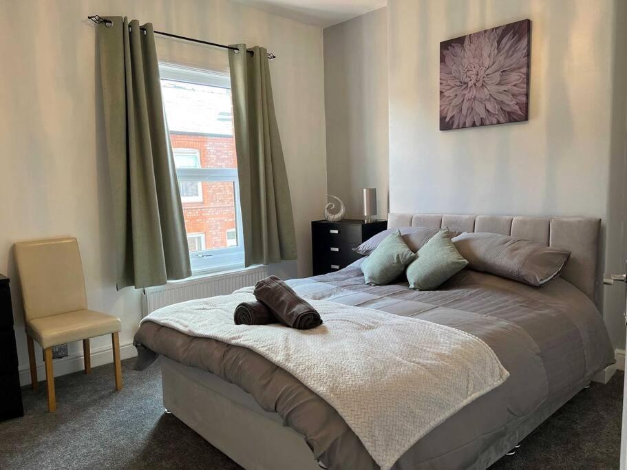 Spacious 2-Bedroom House In Stockton Heath With Free Wifi By Amazing Spaces Relocations Ltd Warrington  Ngoại thất bức ảnh