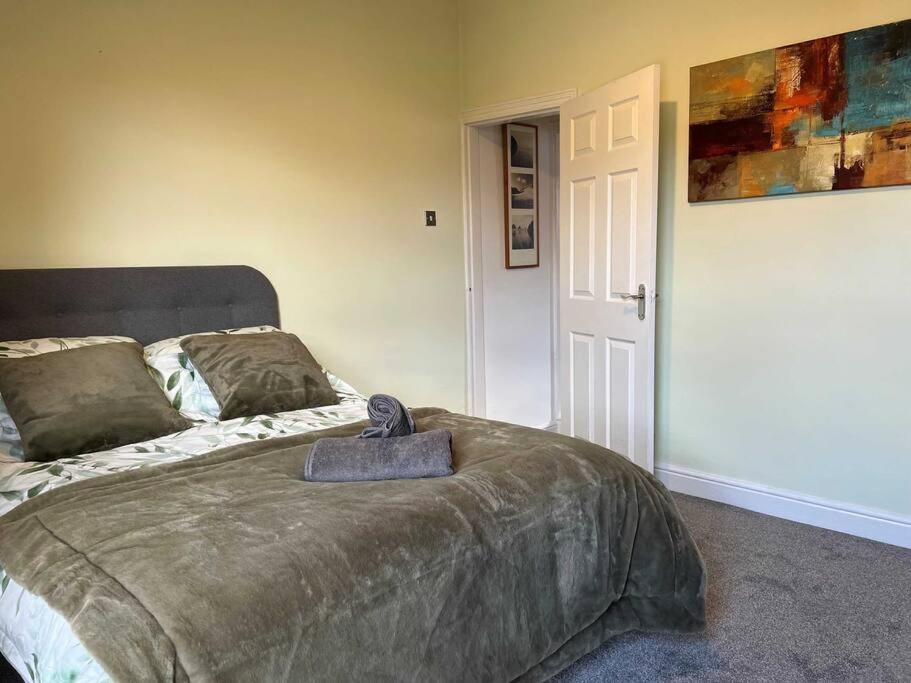 Spacious 2-Bedroom House In Stockton Heath With Free Wifi By Amazing Spaces Relocations Ltd Warrington  Ngoại thất bức ảnh