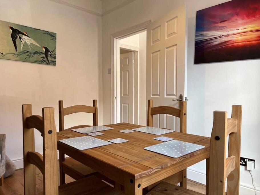 Spacious 2-Bedroom House In Stockton Heath With Free Wifi By Amazing Spaces Relocations Ltd Warrington  Ngoại thất bức ảnh