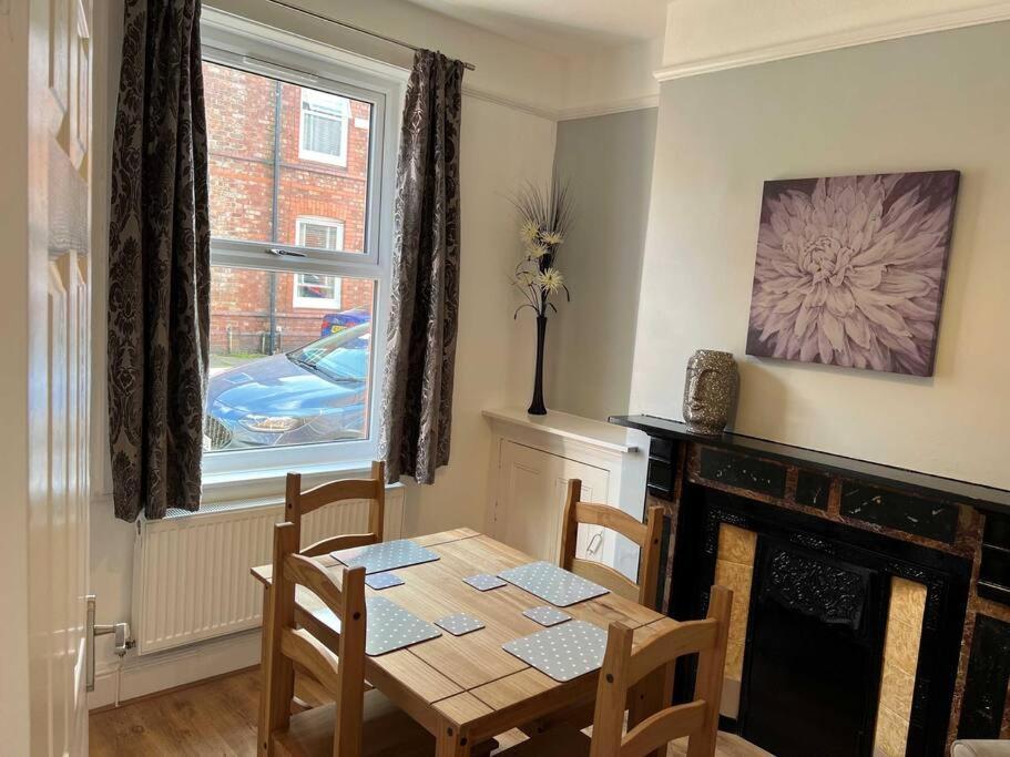 Spacious 2-Bedroom House In Stockton Heath With Free Wifi By Amazing Spaces Relocations Ltd Warrington  Ngoại thất bức ảnh