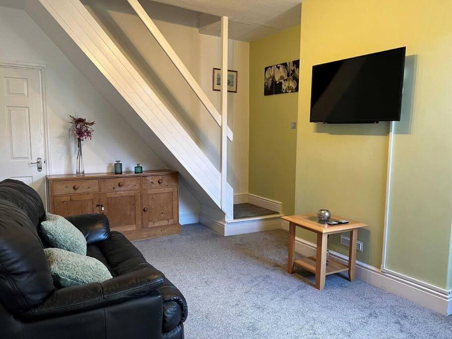 Spacious 2-Bedroom House In Stockton Heath With Free Wifi By Amazing Spaces Relocations Ltd Warrington  Ngoại thất bức ảnh