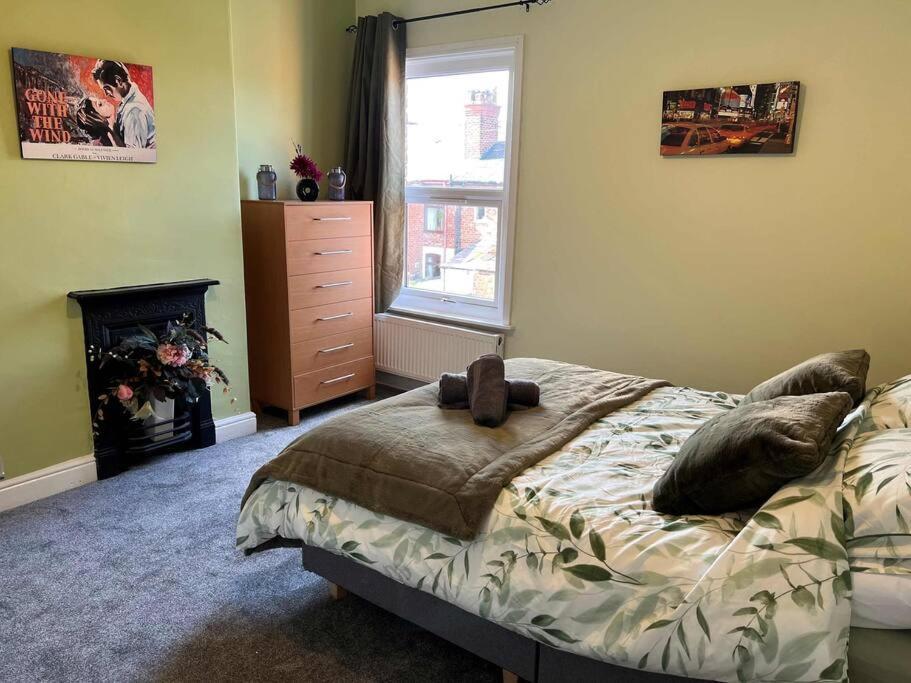 Spacious 2-Bedroom House In Stockton Heath With Free Wifi By Amazing Spaces Relocations Ltd Warrington  Ngoại thất bức ảnh