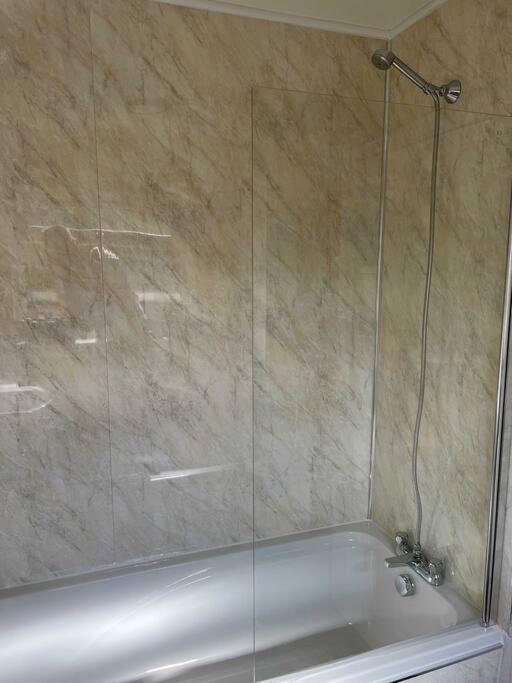 Spacious 2-Bedroom House In Stockton Heath With Free Wifi By Amazing Spaces Relocations Ltd Warrington  Ngoại thất bức ảnh