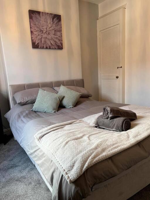 Spacious 2-Bedroom House In Stockton Heath With Free Wifi By Amazing Spaces Relocations Ltd Warrington  Ngoại thất bức ảnh