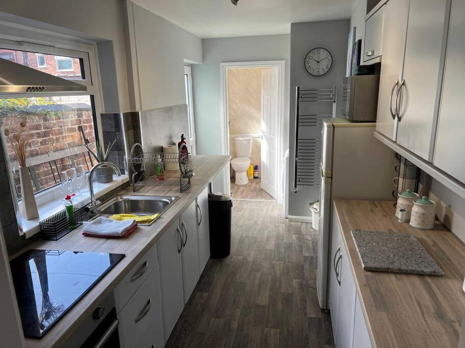 Spacious 2-Bedroom House In Stockton Heath With Free Wifi By Amazing Spaces Relocations Ltd Warrington  Ngoại thất bức ảnh