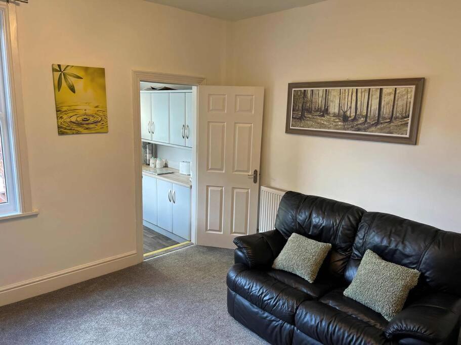Spacious 2-Bedroom House In Stockton Heath With Free Wifi By Amazing Spaces Relocations Ltd Warrington  Ngoại thất bức ảnh